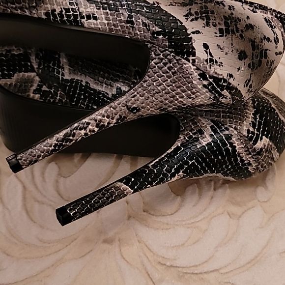 Baby Girl Black & Gray Snakeskin Print Heels - Picture 12 of 16